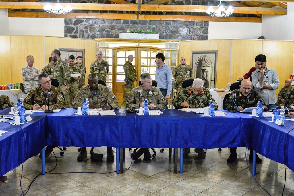 b/Apertura - Un momento del meeting